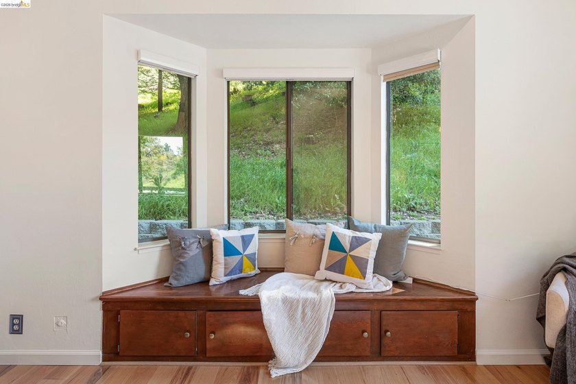 Majestic nature lover's retreat in the heart of Montclair. This - photo 40