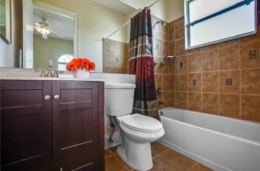 Expansive Luxury Home 5/4 with golf course views and inground - photo 40