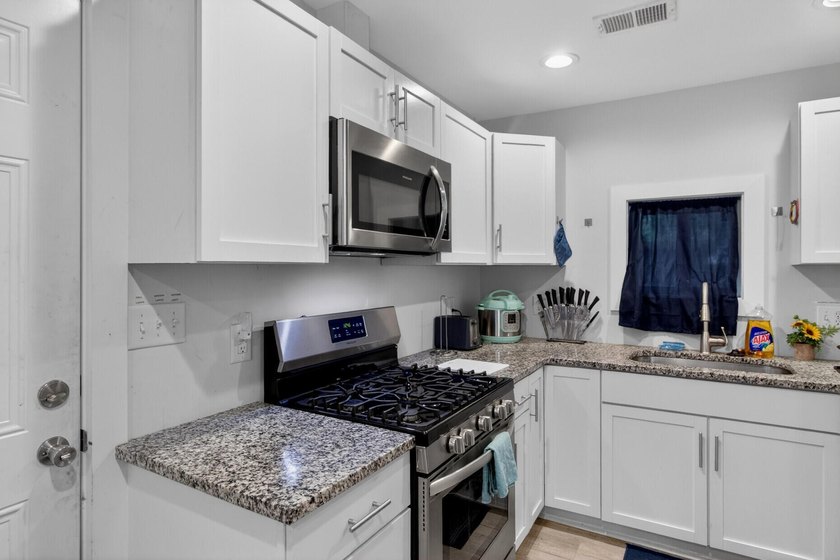 Cozy and charming 2BR/1BA ranch near Park Circle offering - photo 7
