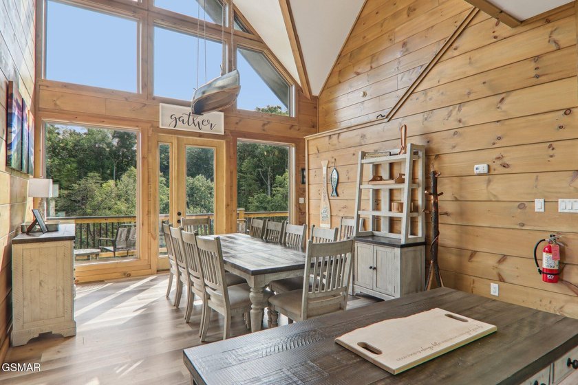 Beautifully appointed, nearly new 3BR, 4BA mountain modern cabin - photo 6