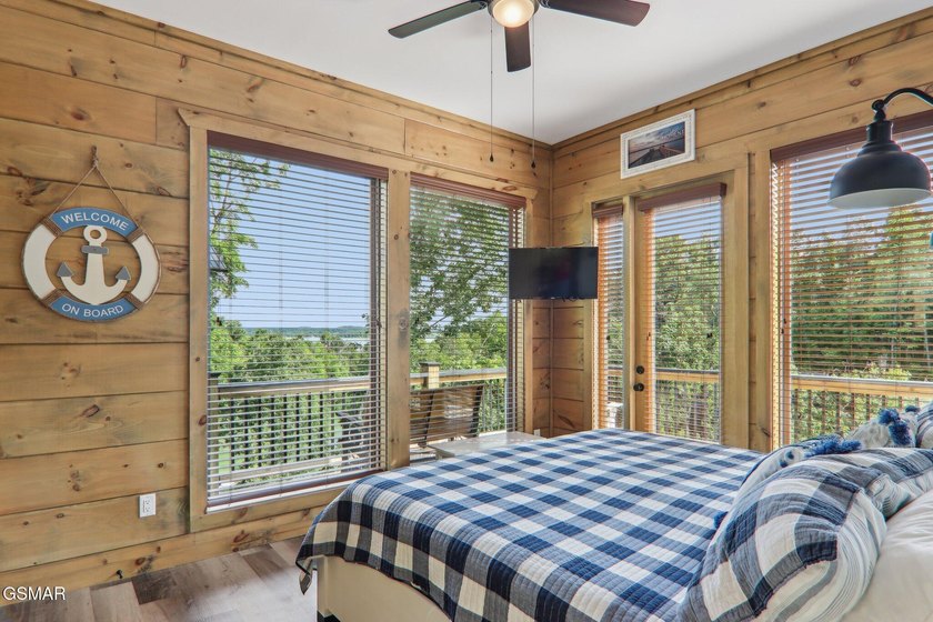 Beautifully appointed, nearly new 3BR, 4BA mountain modern cabin - photo 8