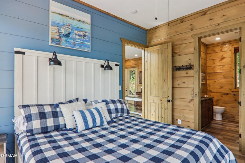 Beautifully appointed, nearly new 3BR, 4BA mountain modern cabin - photo 10