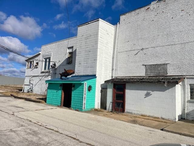 This is a great investment opportunity right on the river. The - photo 2