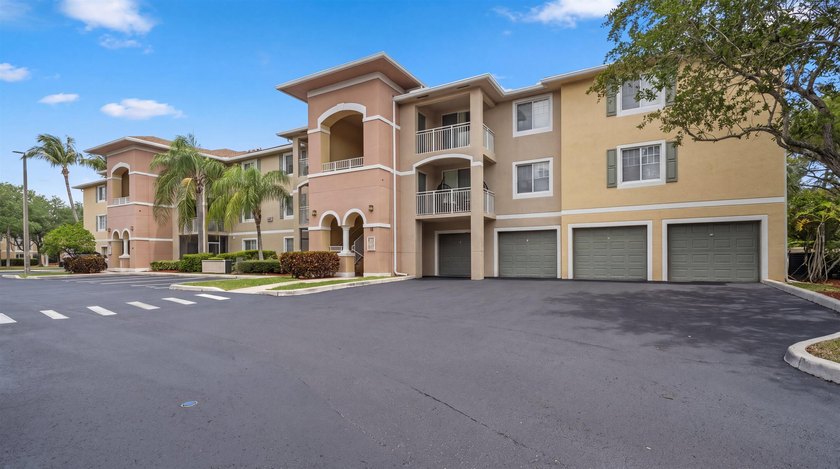 The only 1 bedroom with a garage available at Emerald Dunes, a - photo 2