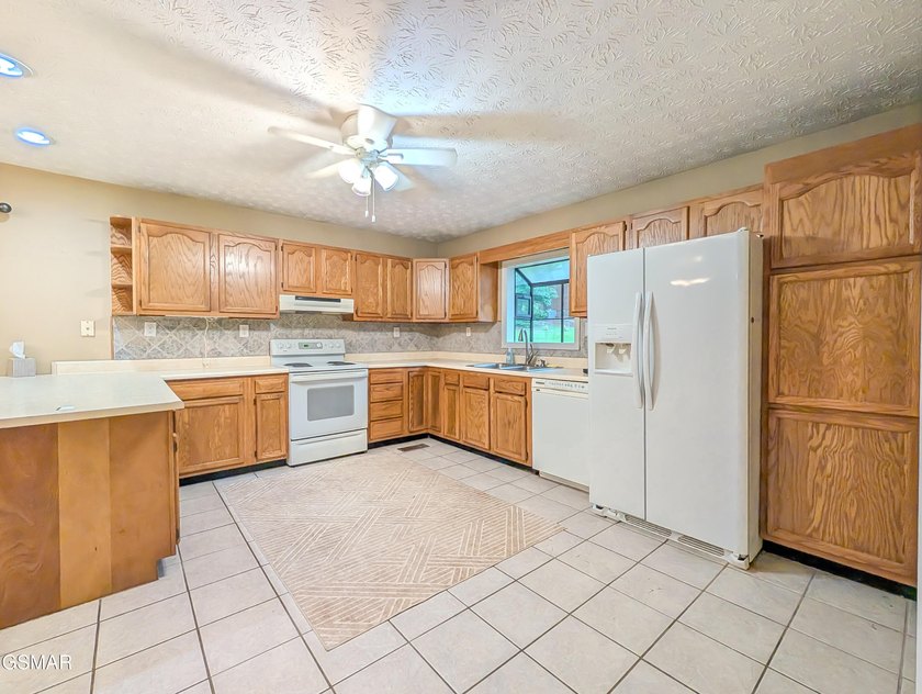 Located within the picturesque lakefront community that offers a - photo 3