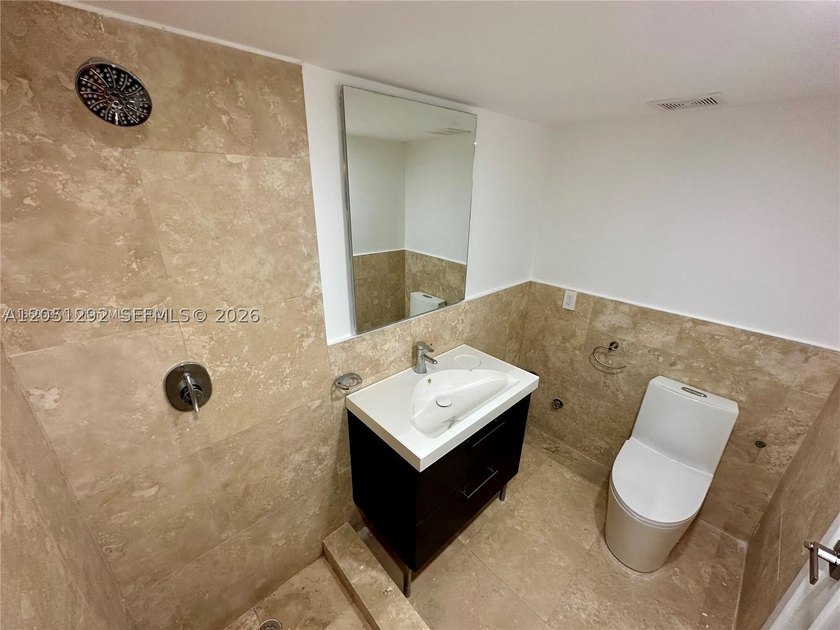 This spacious 2-bed, 2-bath condo is move-in ready and waiting - photo 13