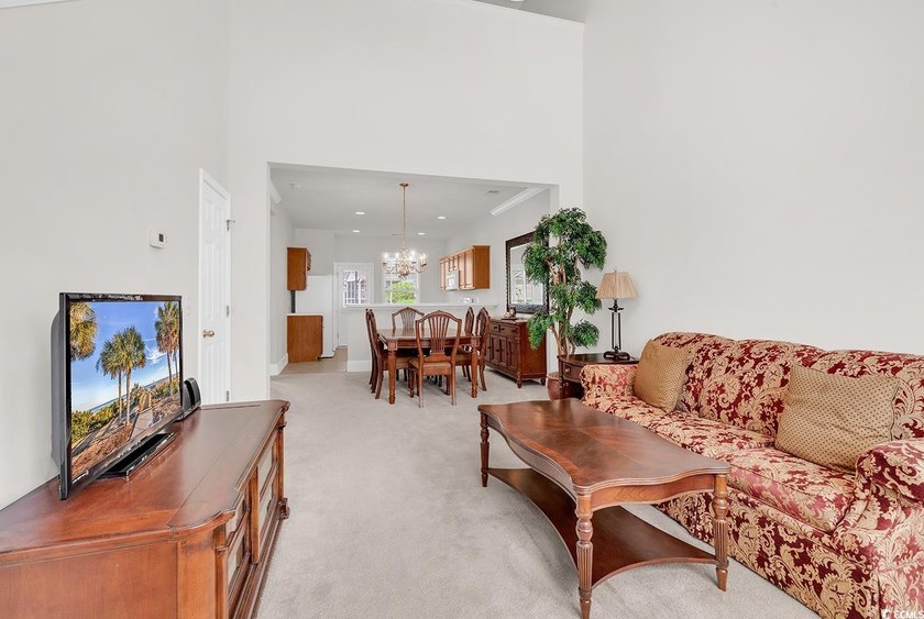 Fall in love with this FULLY FURNISHED adorable &amp; spacious 3 - photo 3