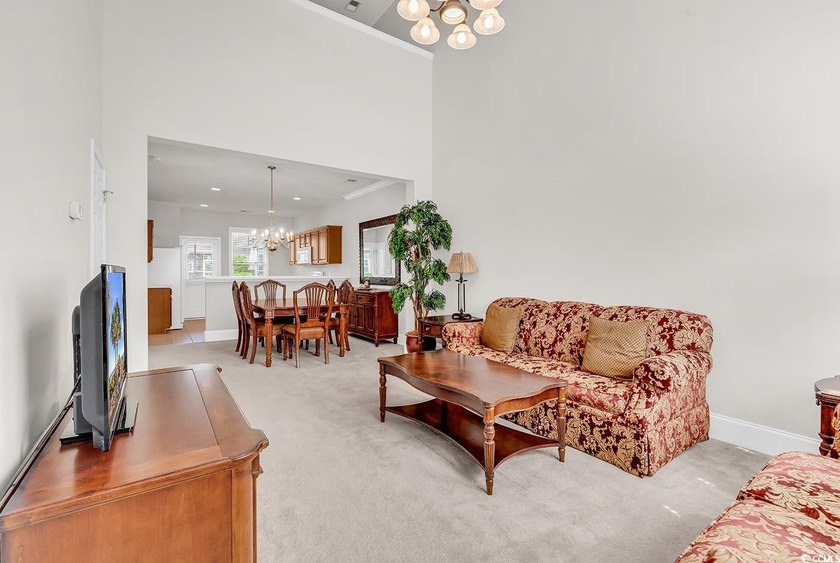 Fall in love with this FULLY FURNISHED adorable &amp; spacious 3 - photo 4