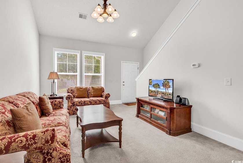 Fall in love with this FULLY FURNISHED adorable &amp; spacious 3 - photo 5
