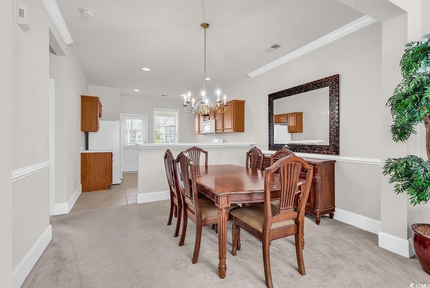 Fall in love with this FULLY FURNISHED adorable &amp; spacious 3 - photo 6