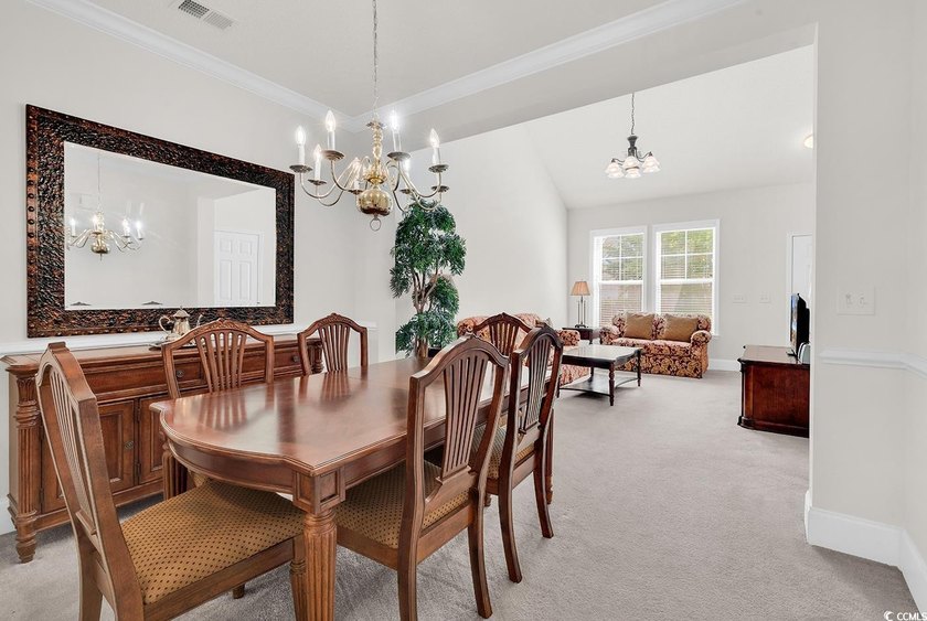Fall in love with this FULLY FURNISHED adorable &amp; spacious 3 - photo 7