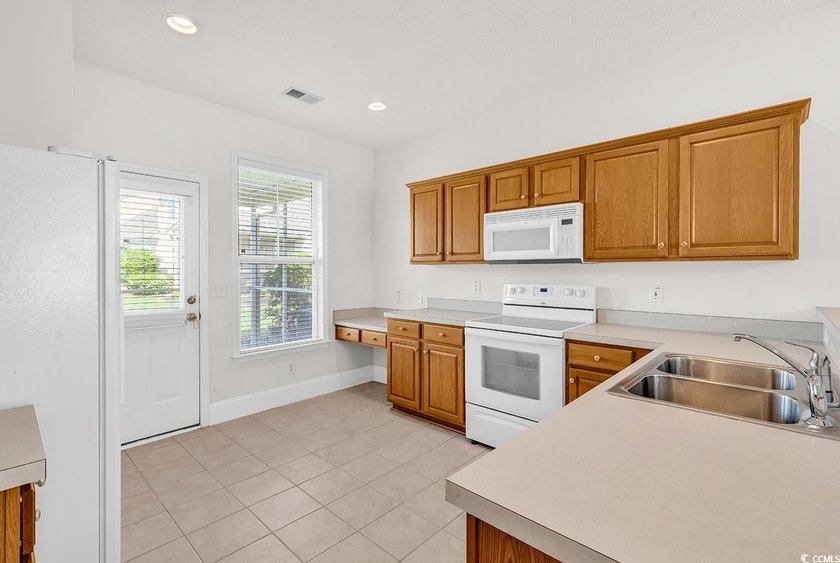 Fall in love with this FULLY FURNISHED adorable &amp; spacious 3 - photo 8