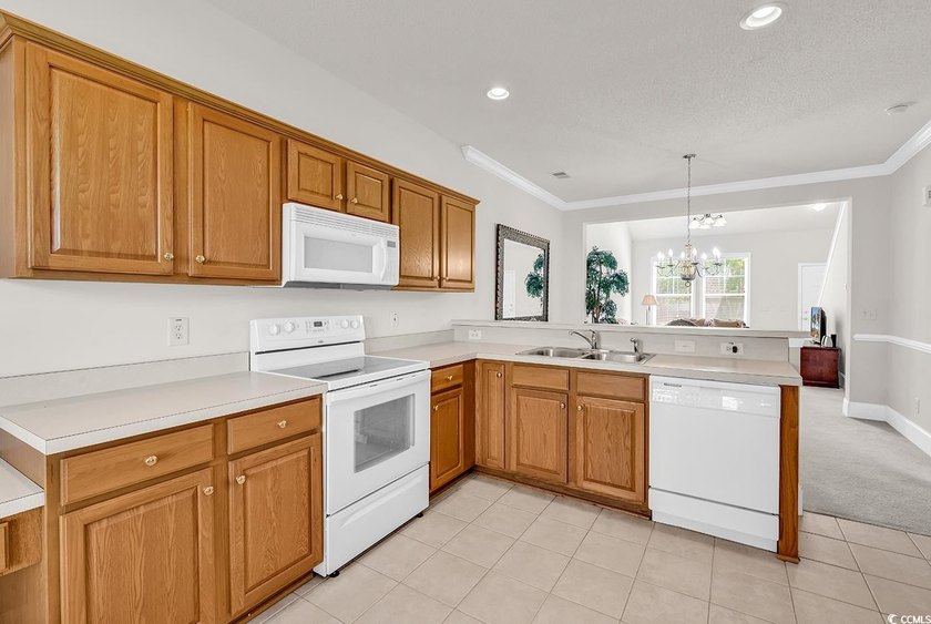 Fall in love with this FULLY FURNISHED adorable &amp; spacious 3 - photo 9
