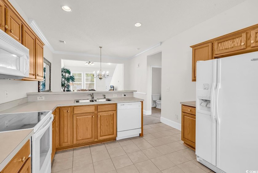 Fall in love with this FULLY FURNISHED adorable &amp; spacious 3 - photo 10