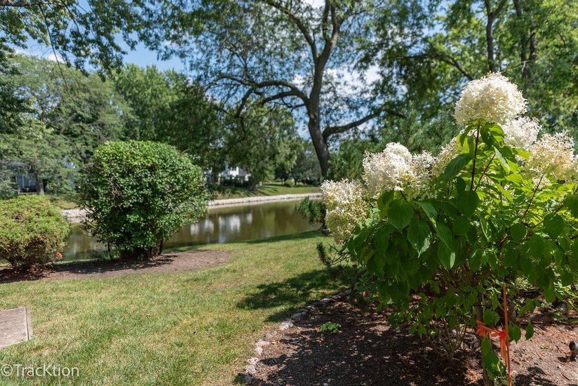 Welcome to this beautifully maintained end-unit townhome that - photo 25