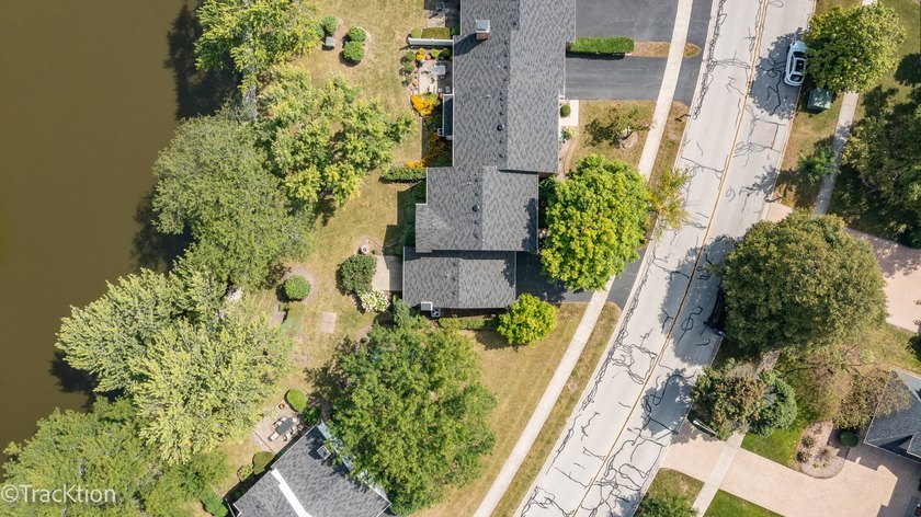 Welcome to this beautifully maintained end-unit townhome that - photo 30