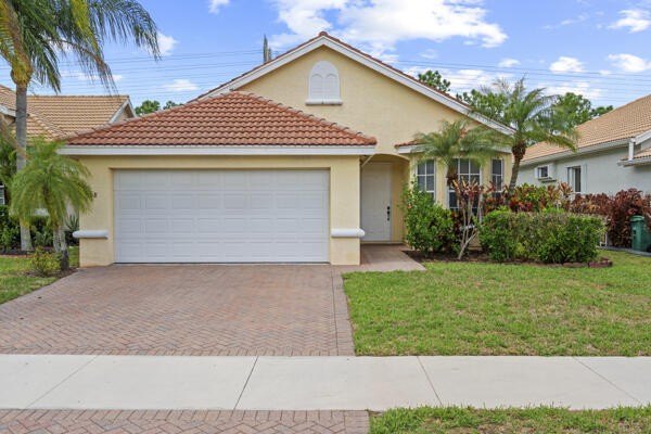 Welcome to Lake Charles in St. Lucie West! This well maintained - photo 2