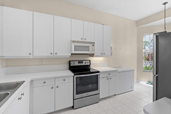 Welcome to Lake Charles in St. Lucie West! This well maintained - photo 6