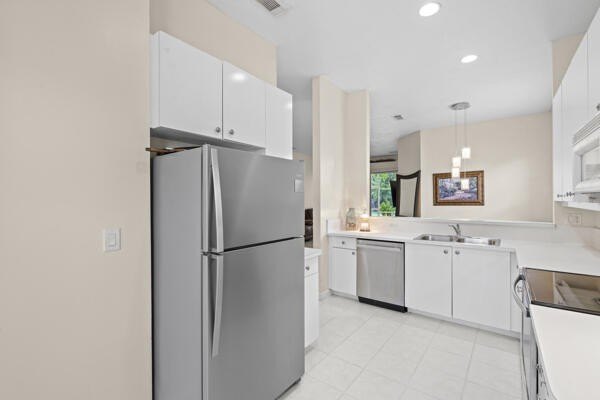 Welcome to Lake Charles in St. Lucie West! This well maintained - photo 7