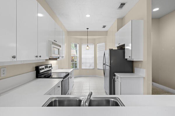 Welcome to Lake Charles in St. Lucie West! This well maintained - photo 10