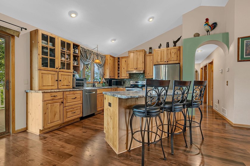 Welcome home to this beautiful 4-bedroom, 3-bathroom residence - photo 5