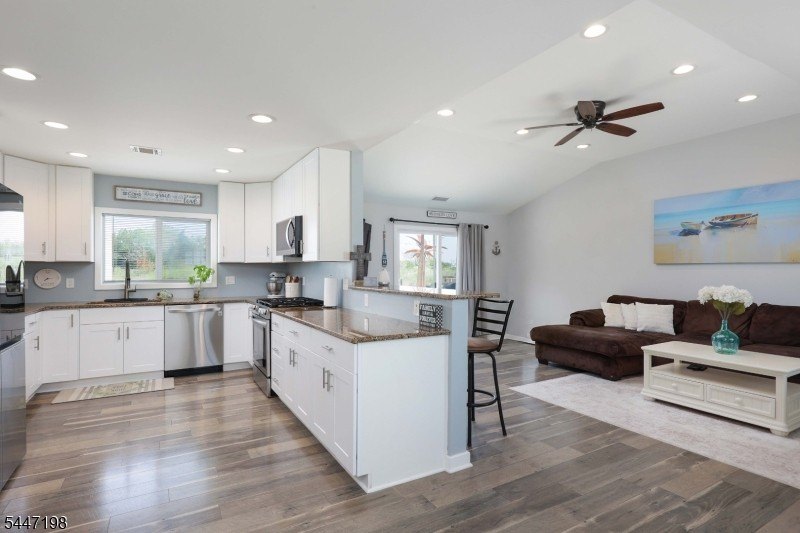 Immaculate turn key waterfront ranch in the desirable Skippers - photo 16