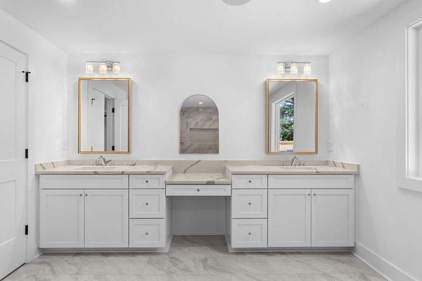 Beautifully renovated 3-bedroom, 2-bath home in Riverland - photo 7