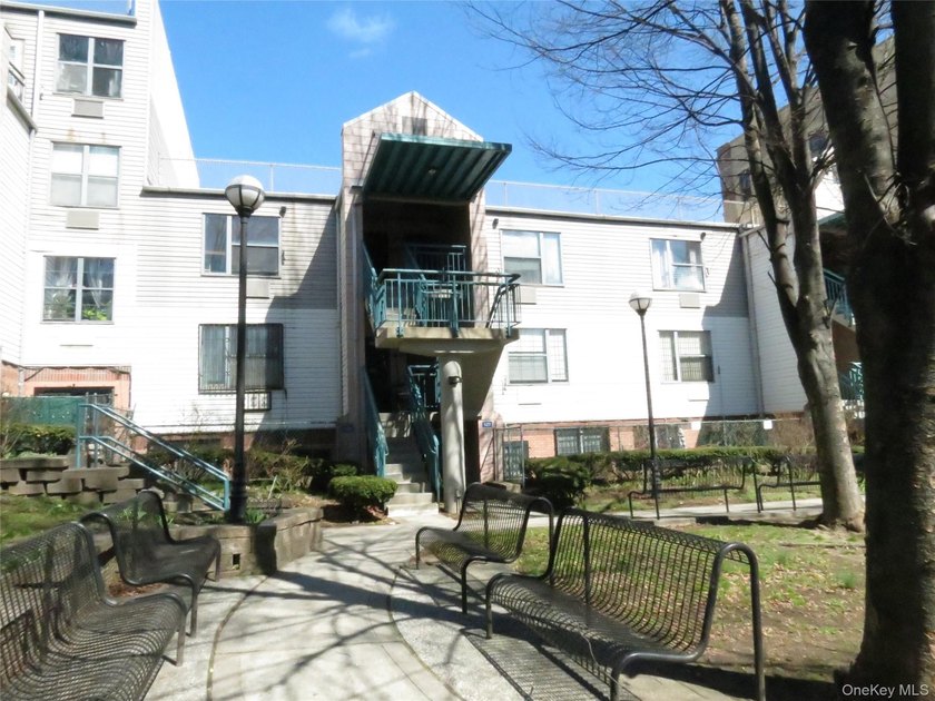 Welcome to the lovely maintained gated Melrose Court Condominium - photo 12