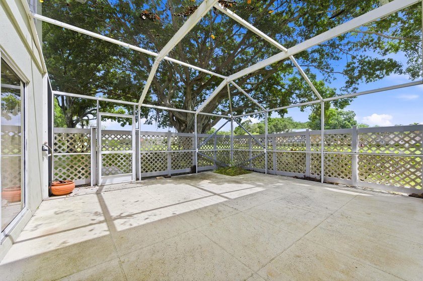 Welcome to this lovingly cared for waterfront townhome centrally - photo 14