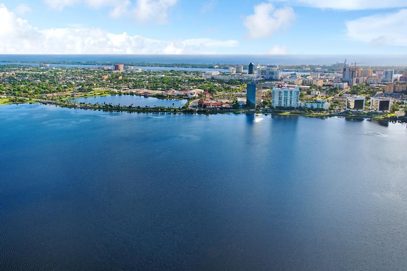 Welcome to this lovingly cared for waterfront townhome centrally - photo 35