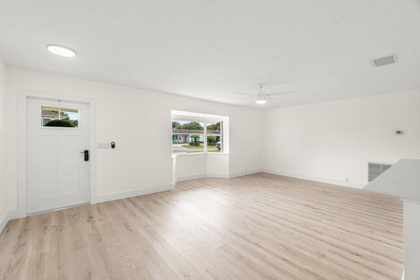 Welcome to this charming three-bedroom, two-bathroom - photo 12