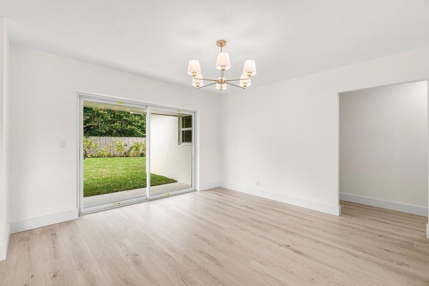 Welcome to this charming three-bedroom, two-bathroom - photo 15