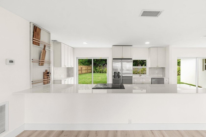 Welcome to this charming three-bedroom, two-bathroom - photo 17