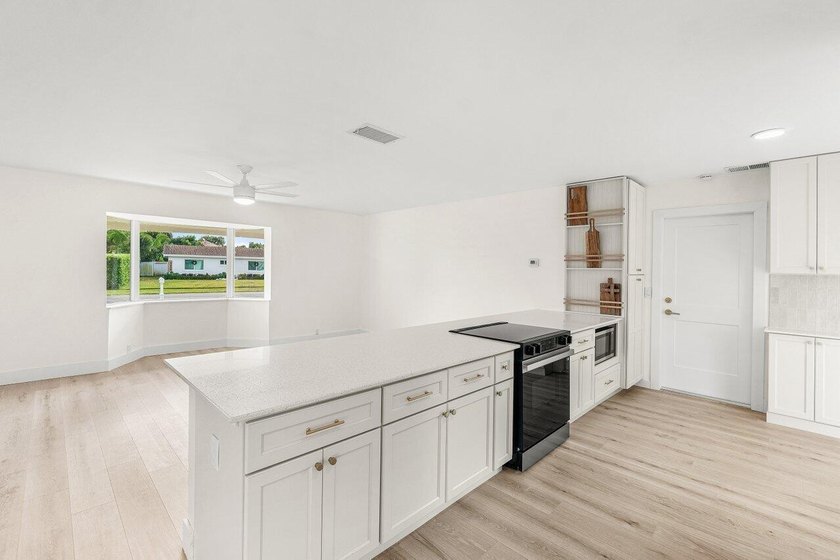 Welcome to this charming three-bedroom, two-bathroom - photo 18