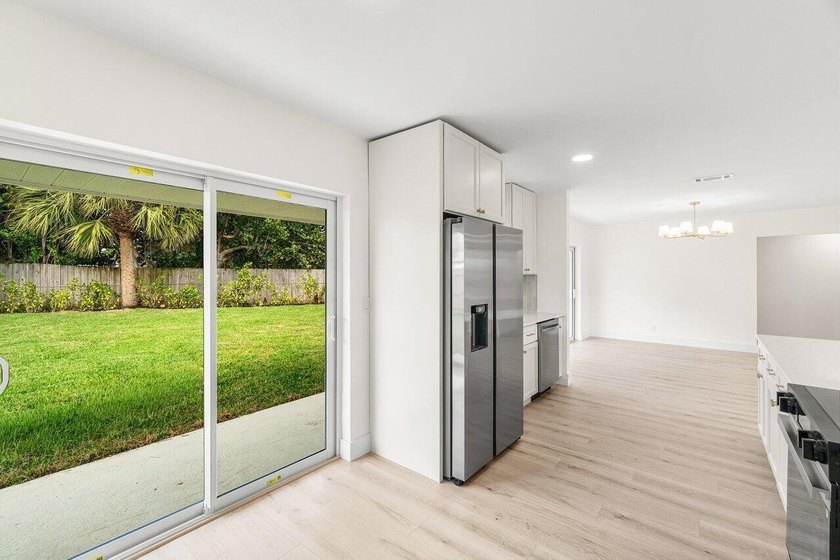 Welcome to this charming three-bedroom, two-bathroom - photo 19