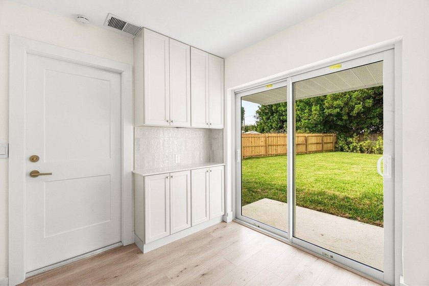 Welcome to this charming three-bedroom, two-bathroom - photo 20
