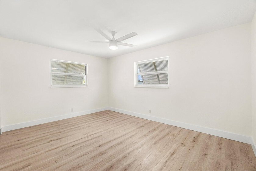 Welcome to this charming three-bedroom, two-bathroom - photo 21