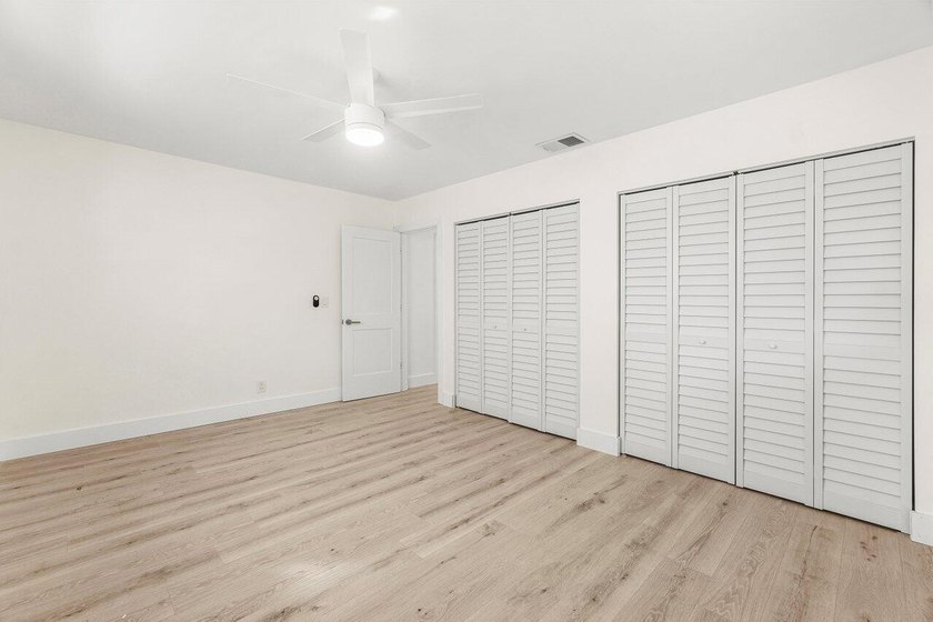Welcome to this charming three-bedroom, two-bathroom - photo 22