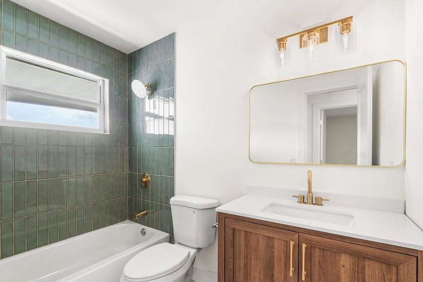 Welcome to this charming three-bedroom, two-bathroom - photo 23