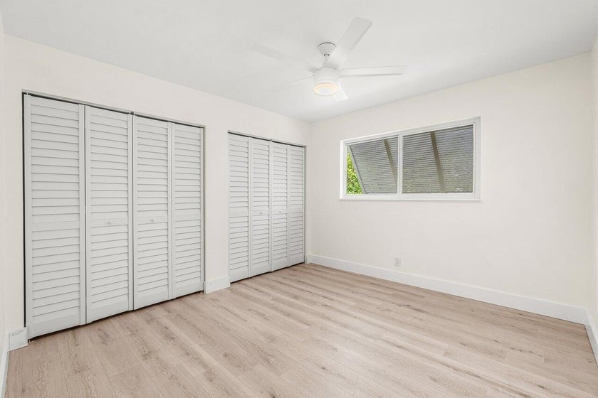 Welcome to this charming three-bedroom, two-bathroom - photo 25