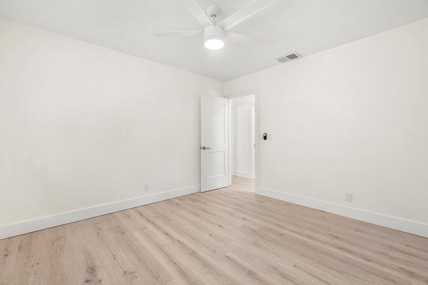 Welcome to this charming three-bedroom, two-bathroom - photo 26