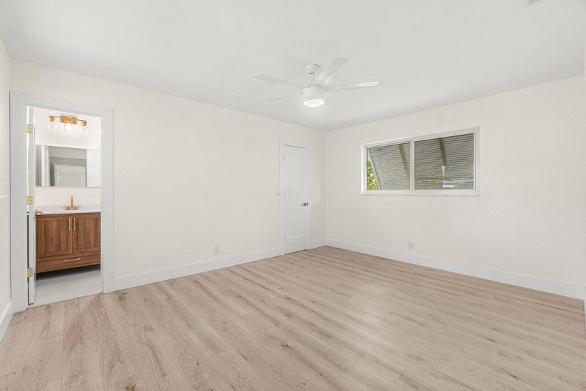 Welcome to this charming three-bedroom, two-bathroom - photo 28