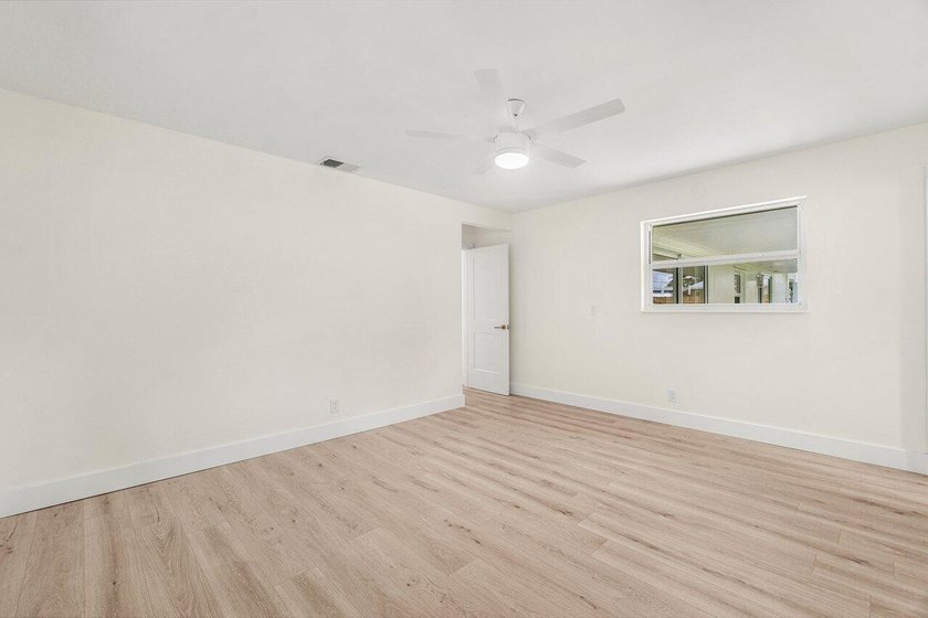 Welcome to this charming three-bedroom, two-bathroom - photo 29