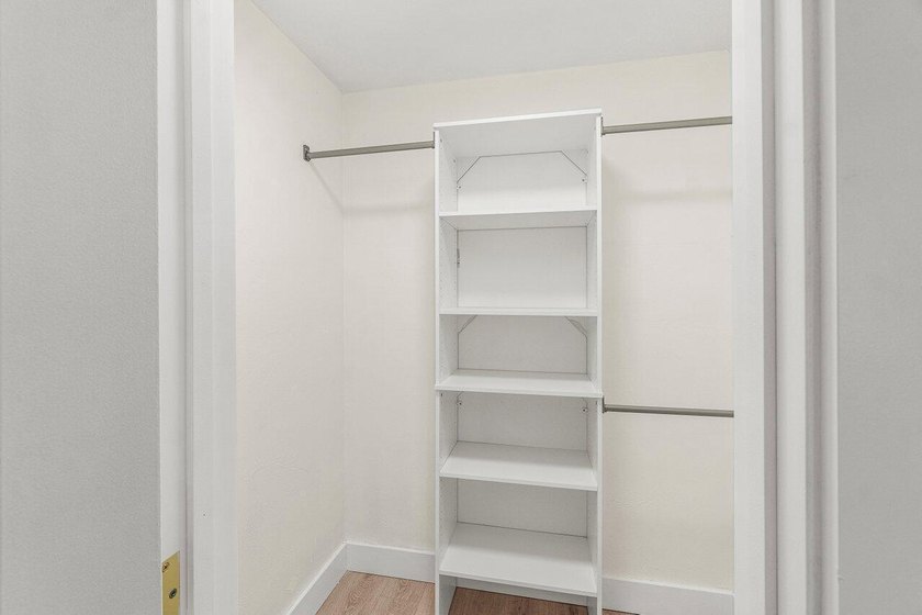 Welcome to this charming three-bedroom, two-bathroom - photo 30