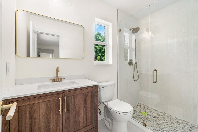 Welcome to this charming three-bedroom, two-bathroom - photo 31