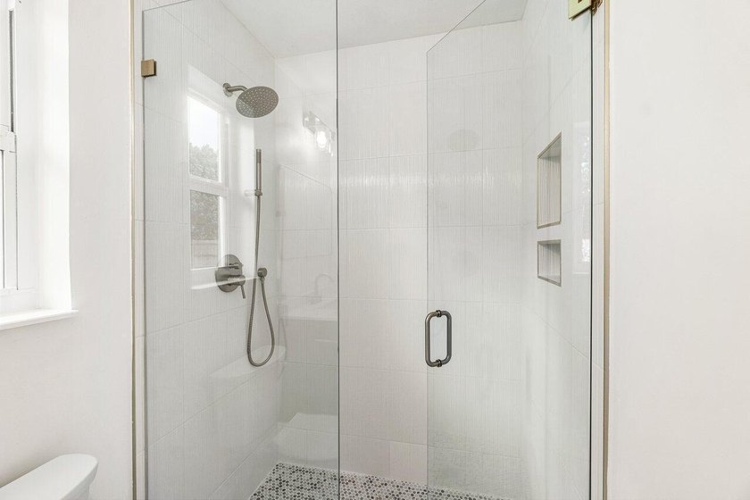 Welcome to this charming three-bedroom, two-bathroom - photo 32