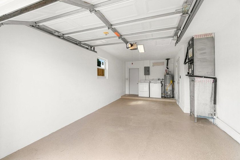 Welcome to this charming three-bedroom, two-bathroom - photo 33