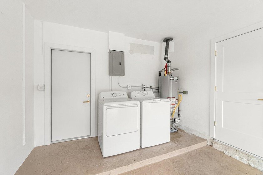 Welcome to this charming three-bedroom, two-bathroom - photo 34