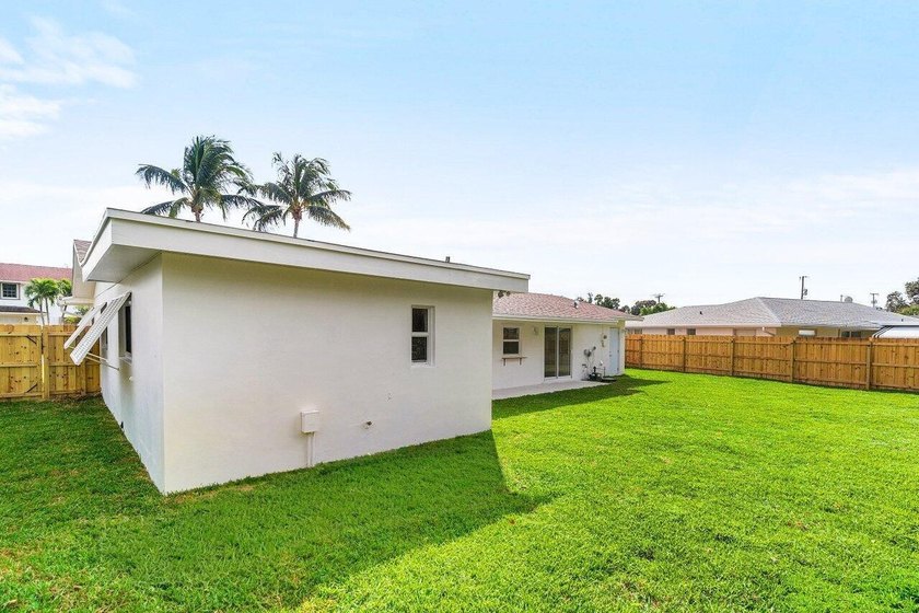 Welcome to this charming three-bedroom, two-bathroom - photo 37