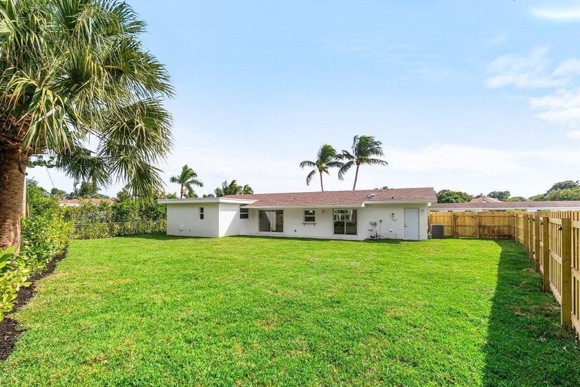 Welcome to this charming three-bedroom, two-bathroom - photo 38